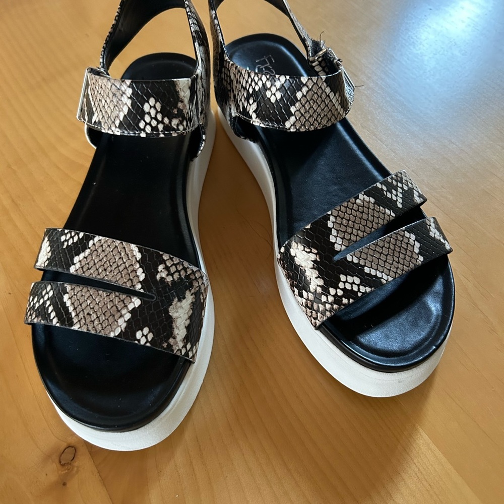 Platform sandals with footbed